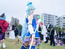 【コスプレ】ミニスカートで魅せる美脚はさすが女神！「このすば」アクア様と愉快な仲間が「池ハロ」に集結【写真13枚】 画像
