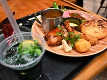 「USJでモリバーたちが宴を開きたがっています！」とろ～りクファナチーズも再現された焚き火料理が味わえるコラボイベント「モンハンワイルズ モリバーの宴」をレポート！ 画像