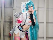 【コスプレ】レーシングミクを完全三次元化した美女レイヤーのスタイルがやばい！スレンダーなくびれと美脚に見惚れてしまう【写真9枚】 画像