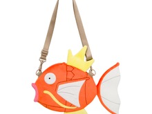 2026年の「ピカピカボックス」は“オス、メス、金”の「コイキング」ショルダーバッグ！11月27日16時59分まで抽選予約受付中 画像