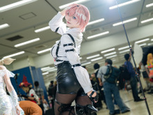 【コスプレ】メリハリあるヒップに黒ストッキングの美脚はまさにリアル「鷹嶺ルイ」！鍛えた体幹が可能にするポージングも必見【写真9枚】 画像