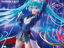 「ガンダム45周年×初音ミク」描き下ろしイラストが立体化！4色グラデーションのツインテールはボリューム満点、金メタリック塗装の豪華衣装 画像