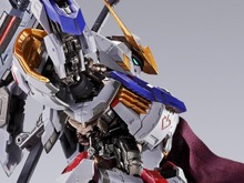 「ガンダム・バルバトス」がMETAL BUILDに参戦！新装備「ブーメランメイス」と「真紅のマント」を羽織った新たな姿で立体化 画像