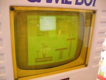 大画面でゲームボーイが楽しめる試遊台がオークションに 画像