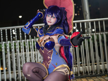 【コスプレ】フィット感のある衣装が作るシルエットが美しい！『原神』モナのくりっとした瞳が可愛い美女レイヤーが夜景に映える【写真9枚】 画像