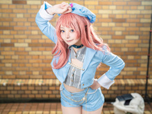 【コスプレ】へそ出し×ショーパンの衣装が似合う王道アイドル！『学マス』花海咲季が可愛さの詰まったポージングで輝く【写真9枚】 画像