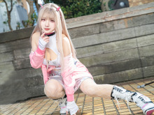 【コスプレ】振り向き姿で見せる美しい背中にドキッ！『NIKKE』バイパーの美女レイヤーは網タイツも似合う【写真9枚】 画像