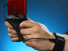 屈強な男もアピール? 3DSでも使えるリストバンド型充電池 画像