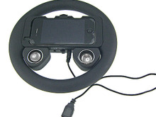 レースゲームの臨場感が高まるiPhone 4専用ハンドル形コントローラー 画像
