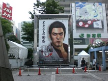 いよいよ明日発売『龍が如く OF THE END』新宿東口に巨大看板登場 画像