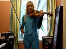 ゼロスーツサムスのコスプレで『メトロイド』の曲をバイオリンで奏でる 画像