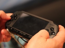 【gamescom 2011】Wi-Fiが省かれ軽量化された新型PSPを間近でチェック  画像