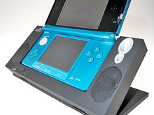 アドベンチャーゲームに最適な3DS用「スタンド付きスピーカー」 画像