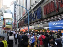 iPhone 4Sの予約がスタート！ 量販店で行列 画像