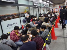 PlayStation Vita本日予約スタート、ヨドバシアキバは深夜から行列発生 画像