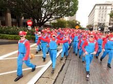 マリオの発売を記念して大量のマリオがショッピングセンターに・・・ 画像