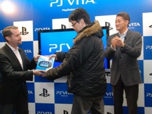 渋谷のカウントダウンイベントではSCEハウス社長・平井会長が訪れ本体を手渡し～PSVita発売 画像