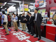 PSVita発売日、ヨドバシアキバは300人を超える行列発生 ― SCEハウス社長・平井会長も登場 画像