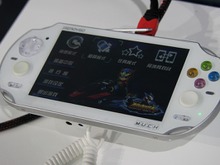 【China Joy 2012】PSVitaそっくりな3G搭載携帯ゲーム機「MUCH」を発見 画像