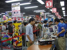 【ドラクエX発売】ヨドバシAkibaでは100人以上の行列 画像