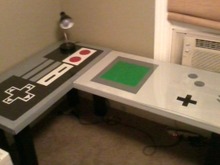 勉強がはかどらなさそう？ゲームボーイ＆ファミコンコントローラーモチーフの机 画像