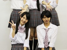 アイドルカレッジの5人が編集部に~ブラウザゲーム『メガミエンゲイジ!』の主題歌に実装 画像