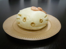 かわいすぎると話題の「ハローキティ肉まん」を食べてみた 画像