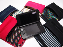 ストライプやドット柄のプリントファブリックを採用、3DS LL用布製ケース12月18日発売 画像