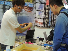 【台北国際ゲームショウ】マジックショー、洗剤の実演販売に、ヘリコプターおじさんまで登場・・・ココがヘンだよ台北国際ゲームショウ(2) 画像