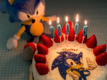 セガ、公式Facebookページが20000いいね！達成 ― ソニックが特製ケーキでお祝い 画像