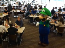 マリオの弟、今流行のハーレムシェイクに挑戦 画像