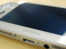 PS Vitaの新色「アイス・シルバー」を買ってきた ― 早速編集部で開封の儀 画像