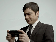 PS Vitaの新TVCM「擬音」篇に川平慈英氏登場！「ドーン！」「バーン！」と川平節が炸裂 画像