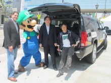 【E3 2013】岩田社長&宮本茂氏がロサンゼルスに到着 ― 今年はルイージも出迎え 画像