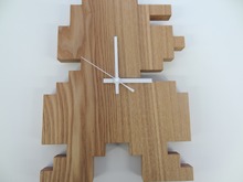 シンプルさがたまらない！ドットのマリオを形どった木の掛け時計「MARIO DROP CLOCK」を開封 画像