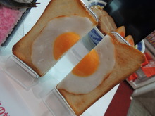 【東京ゲームショウ2013】長ネギ・ソーセージ・お弁当・エッグトースト・・・時代の最先端をいくiPhoneケースが販売中 画像