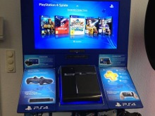 PS4の店頭試遊台を収めた写真が公開、本体は中央に設置 画像