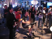 【E3 2008】ノリノリで『ロックバンド』を演奏する外人さん特集 画像