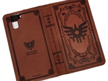 「冒険の書」をイメージしたスマホケースが発売決定!紋章を囲む文様には、「スライム」や「ドラキー」などのモンスター達ががさりげなくデザイン 画像