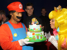 マリオがピーチを祝福 ハリウッドセレブの誕生日会で 画像