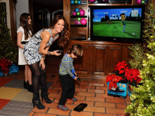 女優のブルック・バークがホームパーティで『Wii Sports Club』を楽しむ 画像