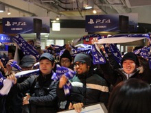 【PS4発売特集】たくさんの笑顔がここに集まりました　― 渋谷量販店でも7時から販売スタート！70人のユーザーが全員でカウントダウン 画像