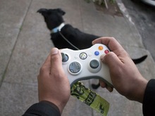 まるでお散歩ゲームをプレイしているみたい？古いXbox 360コントローラーで犬の巻き取り式リードを製作 画像
