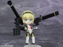 『P4U』のアイギスとエリザベスが、可愛い稼働フィギュアに大変身 ─ 彼女たちの音声が再生される、耳にも嬉しい機能も 画像
