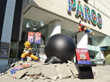 『Jスターズ ビクトリーバーサス』悟空 vs ルフィの迫力シーンを再現した巨大フィギュアが渋谷PARCO公園通り広場に登場 画像
