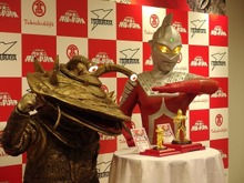 純金のウルトラセブンとカネゴンが登場、お値段は税抜1000万円　 画像