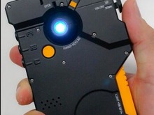 『MGSV』のiDROID型iPhoneケースが10月に発売 ― 小島監督が実物の画像を公開する 画像