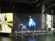 「初音ミク」ライブ新システムの秘密 ― レディー・ガガのツアーオープニングアクトを可能にした地元・札幌の力とは 画像
