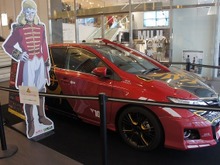 新宿ピカデリーに真っ赤なオーリス！シャア専用ではなくフル・フロンタル専用 画像