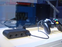 【E3 2014】会場の『スマブラ for Wii U』は全てGCコン！変換アダプタや特製コントローラーも見つけた 画像